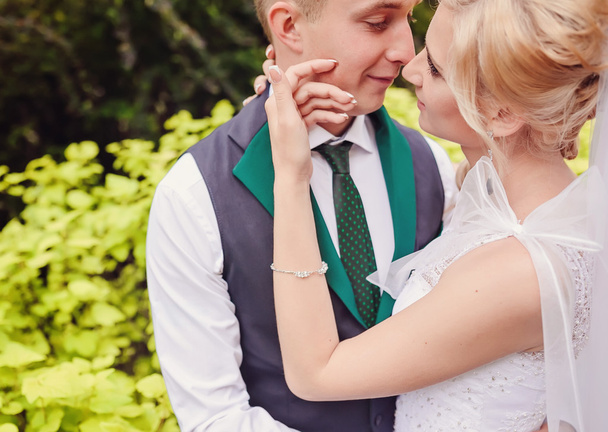 Junges Hochzeitspaar genießt romantische Momente - Foto, Bild