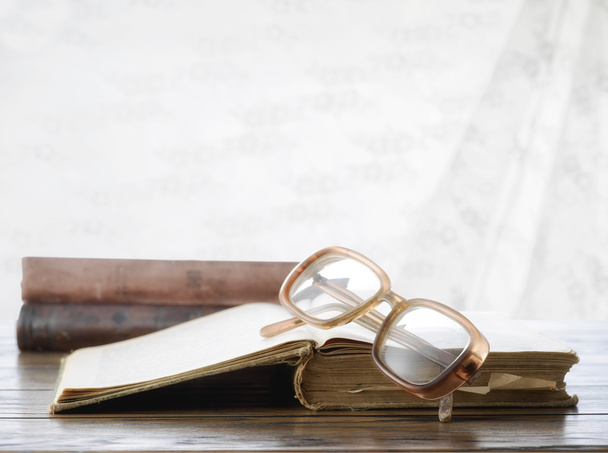 окуляри і старі книги
 - Фото, зображення