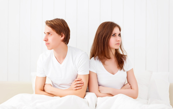 Ideges pár miután házassági problémái, vagy a nézeteltérés az ágyban  - Fotó, kép