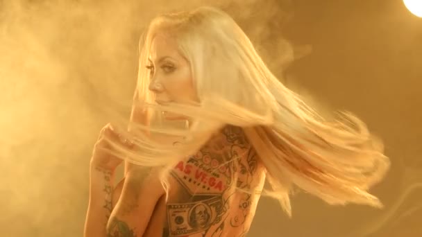 Sexy vrouw bedekt met tatoeages - Video