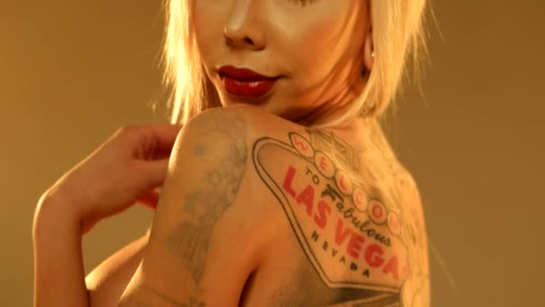 Sexy žena v tetování - Záběry, video