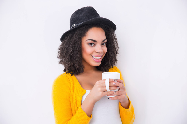 Positive mulatto woman drinking tea - Valokuva, kuva