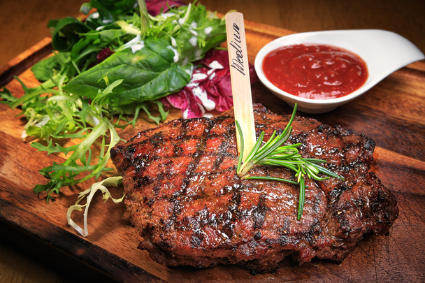 Maso steak na dřevěné desce - Fotografie, Obrázek