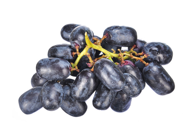 Deliziosa e fresca uva nera senza semi isolata su bianco
 - Foto, immagini