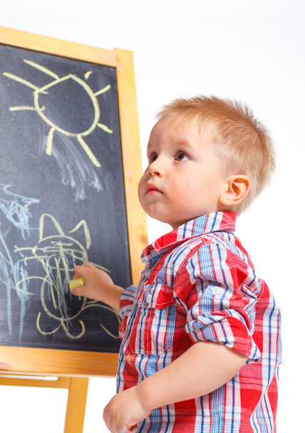 Little boy draws on the board - Фото, зображення