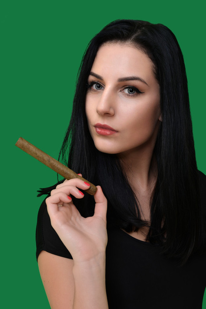 Сексуальна жінка курити кубинські сигари - Фото, зображення