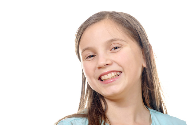 портрет девочки-подростка на белом фоне
 - Фото, изображение
