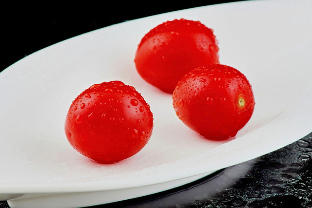 Drei Tomate in einer weissen Porzellanschale
 - Photo, image