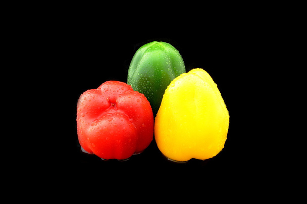 Drei paprikové mit verschiedenen farben auf schwarz - Fotografie, Obrázek