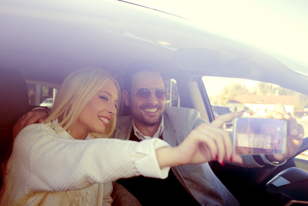Νεαρό ζευγάρι λαμβάνοντας μια selfie στο αυτοκίνητο - Φωτογραφία, εικόνα