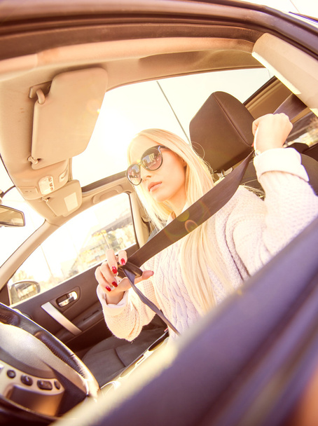 kobieta prowadząca samochód - Zdjęcie, obraz