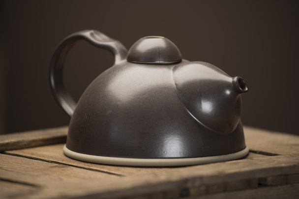 Чорний чайник або чайник на дерев'яних ящиків - Фото, зображення