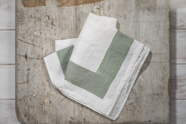 Λευκή δείπνο χαρτοπετσέτας με τυπωμένο πράσινο πάχους γραμμής περιγράμματος - Φωτογραφία, εικόνα