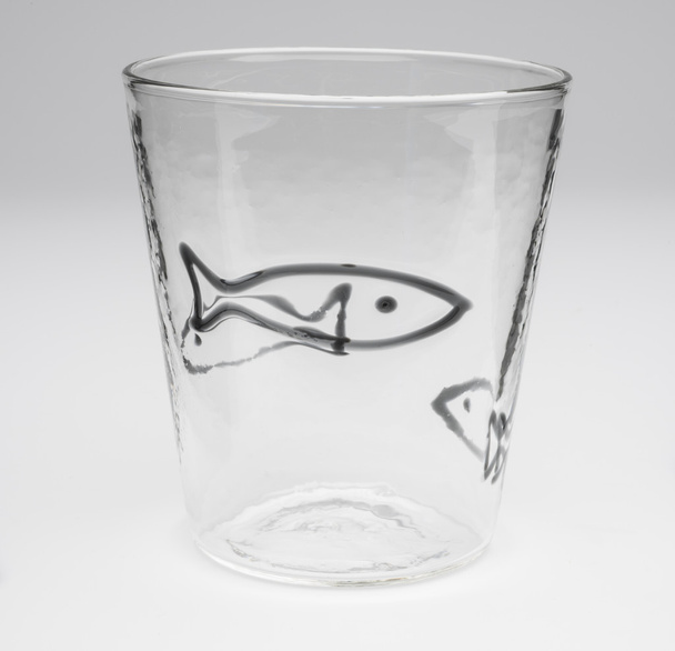 Κρυστάλλινο γυαλί κατανάλωσης με περίγραμμα μαύρα ψάρια σχεδιασμό - Φωτογραφία, εικόνα