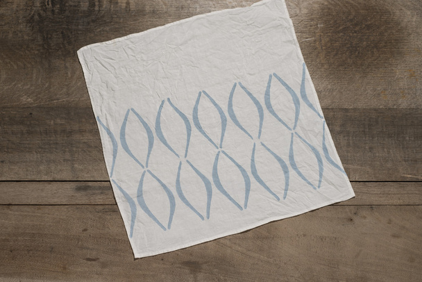 Τετράγωνο τραπέζι χαρτοπετσέτας με μπλε κοίλη γραμμές σχεδίασης - Φωτογραφία, εικόνα