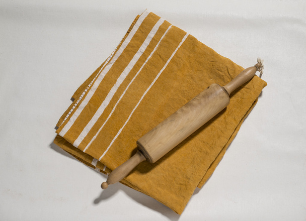 Deegroller op oranje linnen met witte strepen - Foto, afbeelding