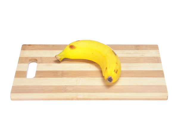 Banana na bambus deska na białym tle - Zdjęcie, obraz