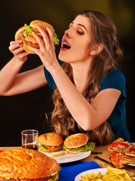 Mädchen isst großes Sandwich. - Foto, Bild