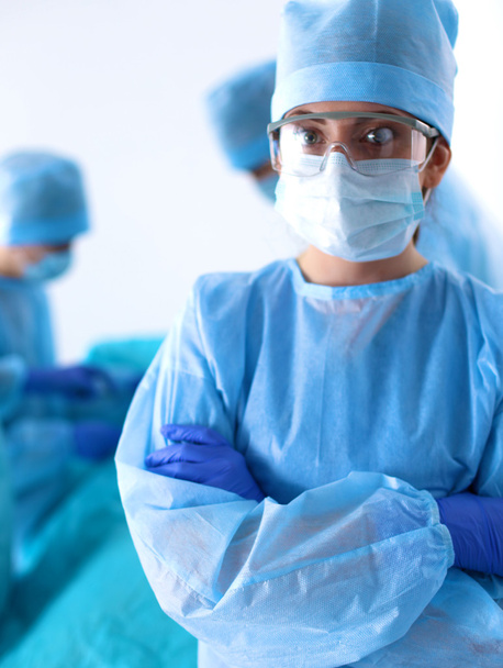 Equipo de cirujanos uniformados realiza la operación a un paciente en la clínica de cirugía cardíaca
 - Foto, Imagen