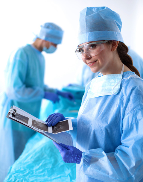 Univormuinen kirurgi leikkaa potilaan sydänkirurgiaklinikalla
 - Valokuva, kuva