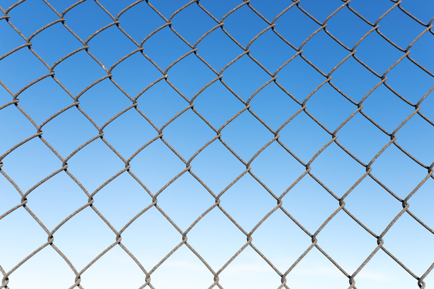 acél háló kék ég háttér - Fotó, kép