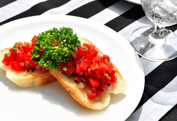 deliziosa bruschetta colorata con pomodori
 - Foto, immagini
