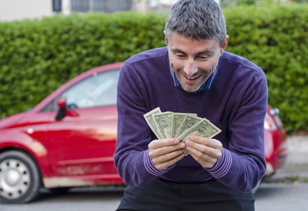 Ganar dinero vendiendo coches
 - Foto, imagen