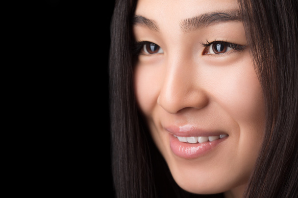 Close-up of smiling Asian woman in studio - Fotografie, Obrázek