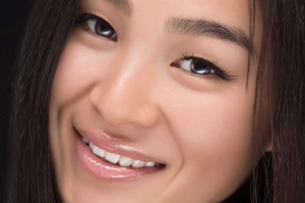 Закри усміхнений азіатські жінки в студії - Фото, зображення