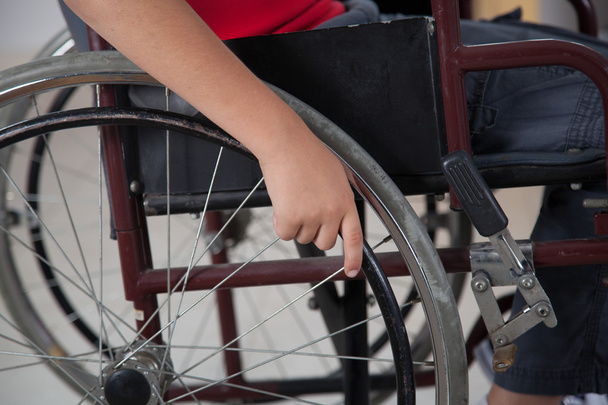 Junge im Rollstuhl - Foto, Bild
