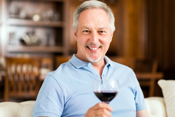 man relaxing with glass of wine - Foto, afbeelding