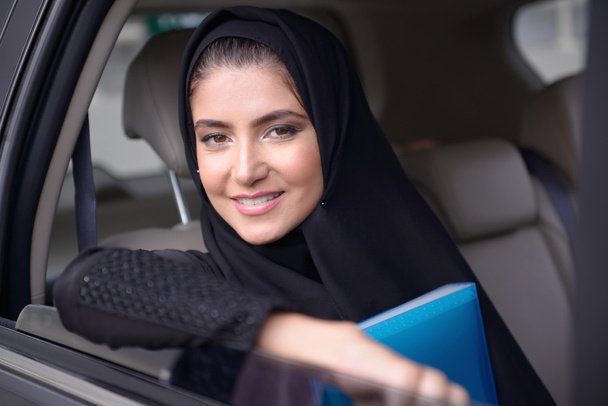 Emarati Arab Mujer de negocios en el coche
 - Foto, Imagen