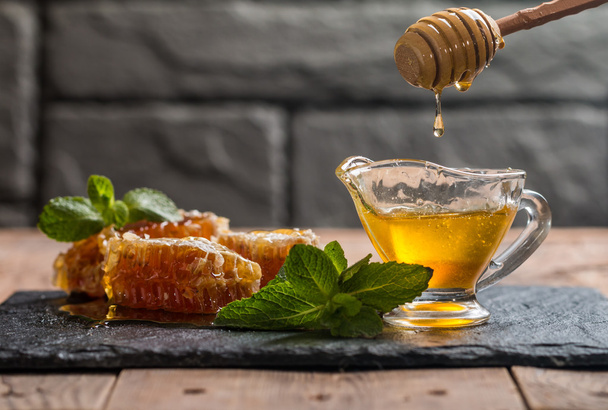 Miel goteando de un tarro de miel de madera - Foto, imagen