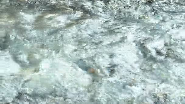 Краса природи - природний потік гірська річка в тісному вгору - Кадри, відео