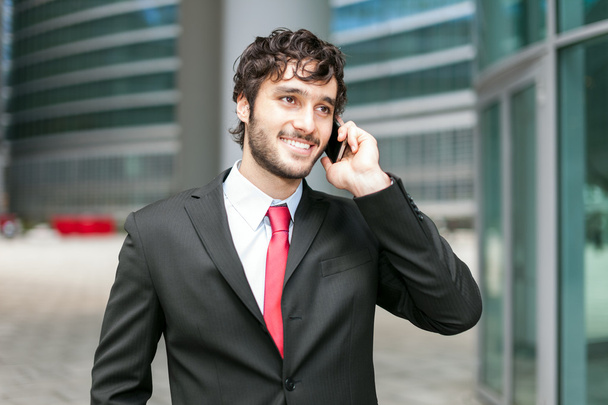 Businessman talking on mobile phone - Фото, изображение