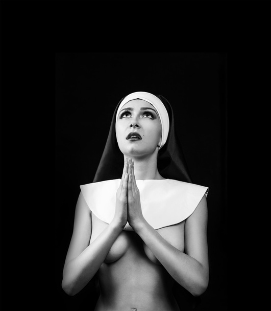 Fiatal szexi nő apáca imádkozik - Fotó, kép