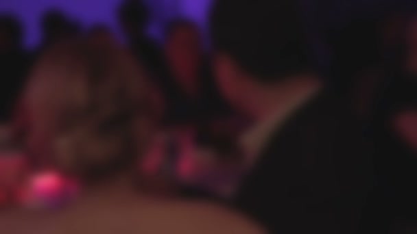 Passionate couple relaxing in the nightclub. People standing at the bar counter - Video