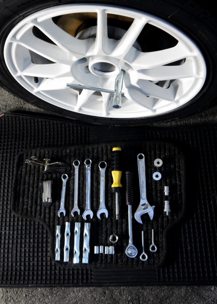 Conjunto de chaves e tomadas para montagem em disco de carro perto da roda do carro na oficina do carro
 - Foto, Imagem