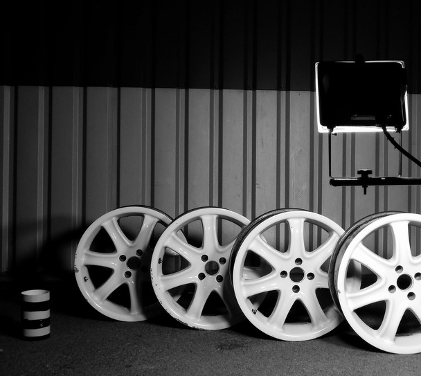 Разборные колеса спорткаров возле мастерской по обслуживанию автомобилей
 - Фото, изображение
