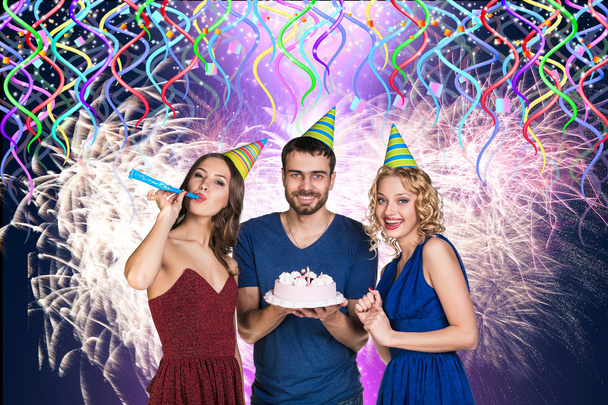 Menschen mit Kuchen feiern Happy Birthday - Foto, Bild