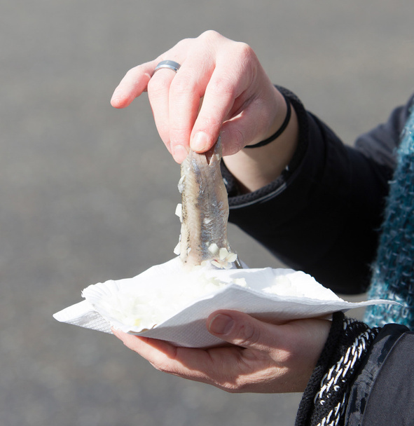 Holland nő eszik tipikus nyers hering - Fotó, kép