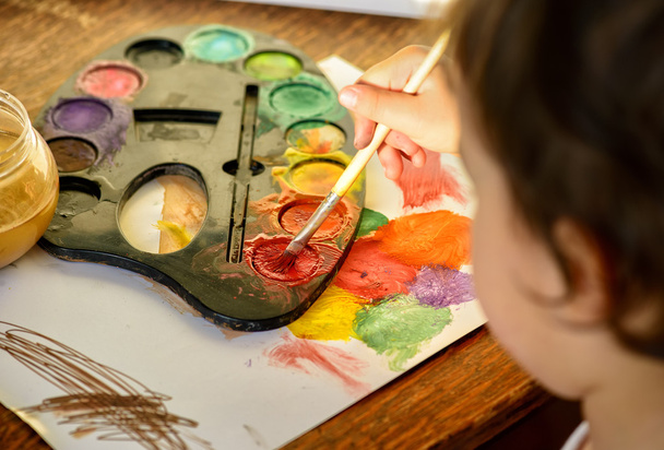 Pittura bambina con acquerello - vista dall'alto
 - Foto, immagini