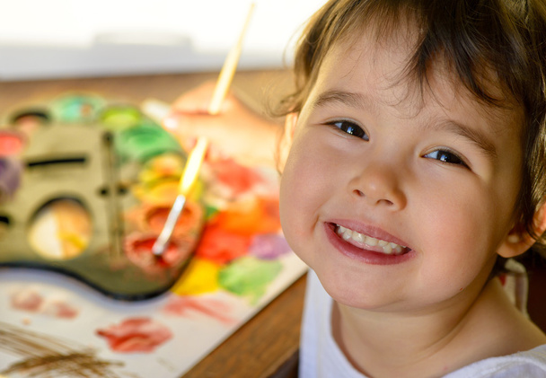 Маленька дівчинка малює з водяним кольором - вид зверху
 - Фото, зображення