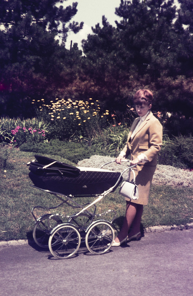 Αρχική διαφάνεια εκλεκτής ποιότητας χρώμα από τη δεκαετία του 1960, νεαρή μητέρα με τα πόδια το μωρό. - Φωτογραφία, εικόνα