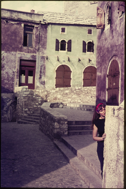 Original Farbdia aus den 1960er Jahren, Frau posiert im Urlaub auf der Straße. - Foto, Bild