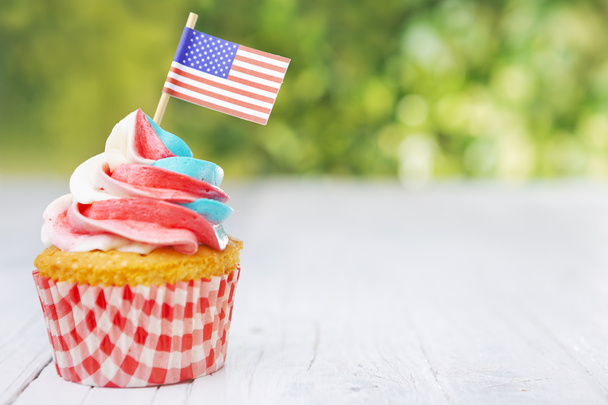 Cupcake with red-white-and-blue frosting and American flags - Zdjęcie, obraz