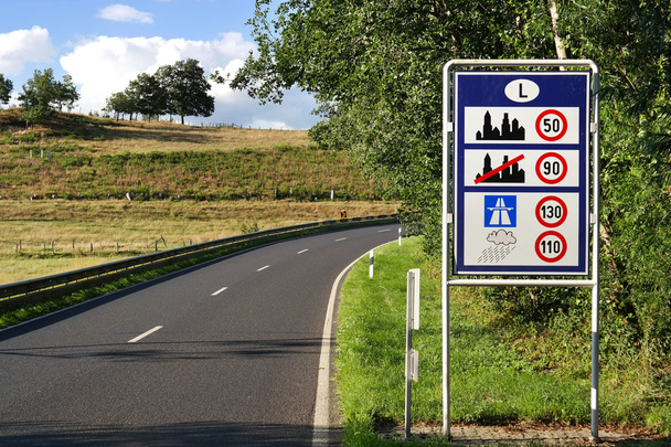 Señal de tráfico fronterizo de Luxemburgo
 - Foto, imagen