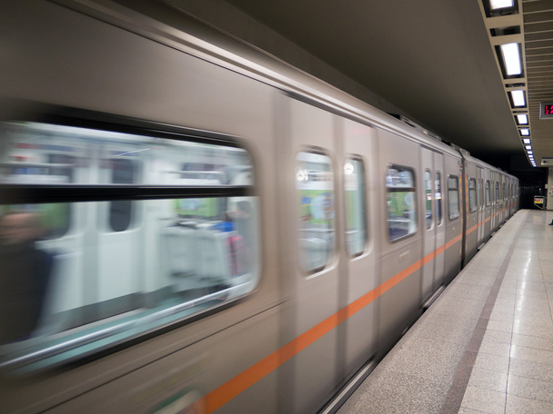Zug passiert die metrostation in athens - Foto, Bild