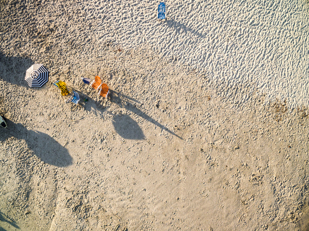 ομπρέλες και καρέκλες στην παραλία - Φωτογραφία, εικόνα