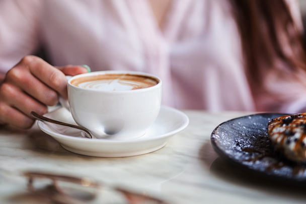 Cappuccino in white cup with chocolate cake - Valokuva, kuva